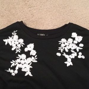 Pretty sweatshirt with white floral embroidery